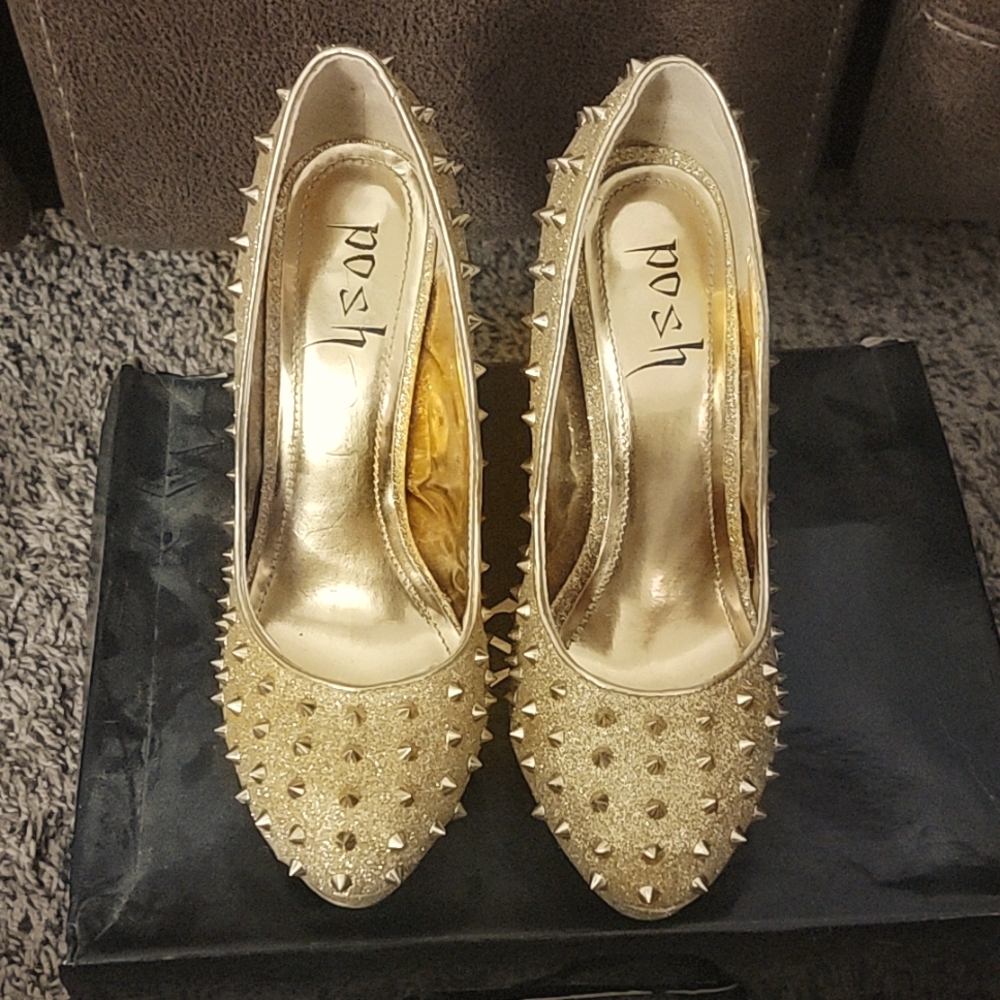 Gold High heel dress shoe
